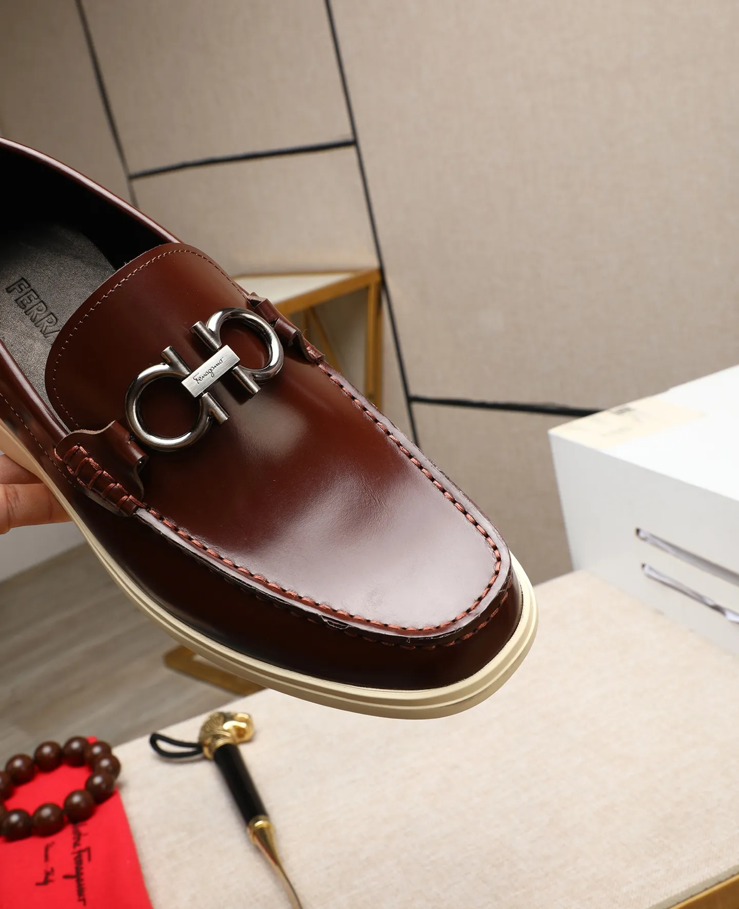 Men's shoes 💰580 📛📛(water-dyed cow lining) Salvatore Ferragamo high-end (Salvatore Ferragamo) is the top international luxury footwear brand. It comes from the fashion kingdom of Italy. It is famous all over the world for its traditional handmade design and novel styles... 🚶🏻🚶🏻New suit shoes are available simultaneously at the counter. This style is purely handmade. The fabric is imported Italian calfskin➕Soft water-dyed cowhide lining. Original authentic outsole🌀🌀Size: 38➖44 (45 46 customized)